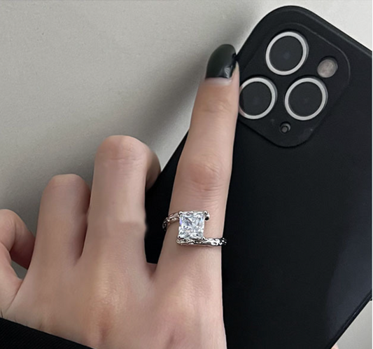 【001】オープンリング|レディース 高級感 ヴィンテージ感 クールテイスト 人工ダイヤ 万能な不規則デザイン