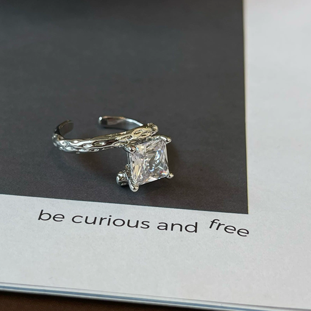 【001】オープンリング｜レディース 高級感 ヴィンテージ感 クールテイスト 人工ダイヤ 万能な不規則デザイン