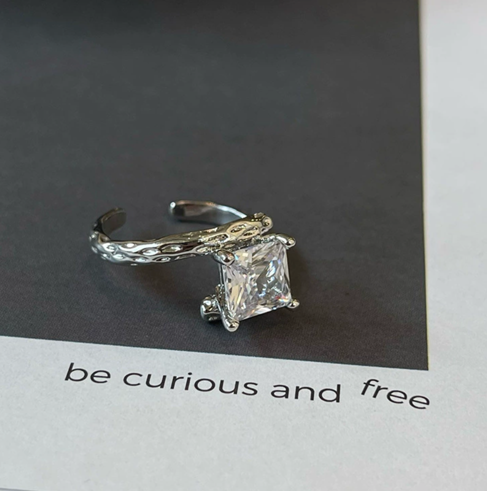 【001】オープンリング｜レディース 高級感 ヴィンテージ感 クールテイスト 人工ダイヤ 万能な不規則デザイン