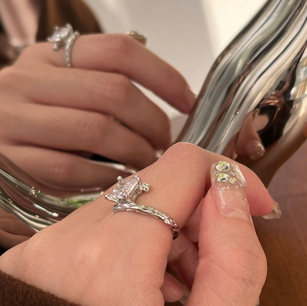 【001】オープンリング｜レディース 高級感 ヴィンテージ感 クールテイスト 人工ダイヤ 万能な不規則デザイン