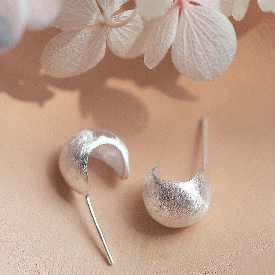 【062】S925純銀ピアス ブラッシュド仕上げ ～ショートカットの耳元を美しく～