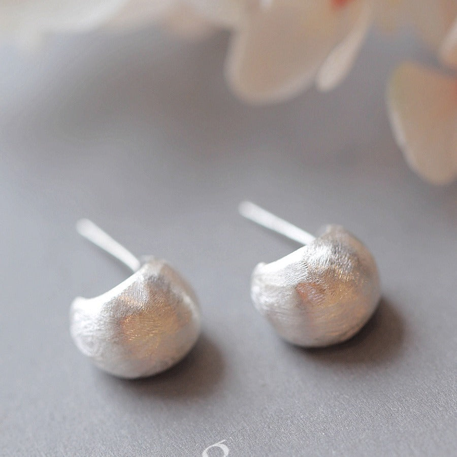 【062】S925純銀ピアス ブラッシュド仕上げ ～ショートカットの耳元を美しく～